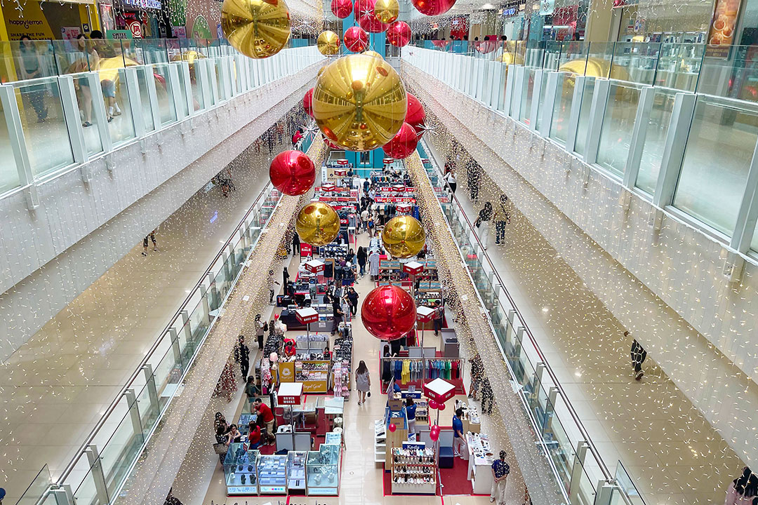 shopping mall-shoppers-wc