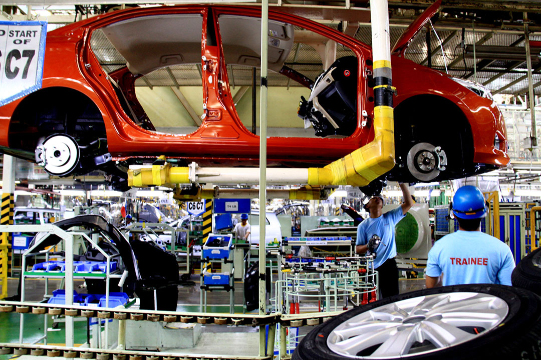 car assmbly-workers