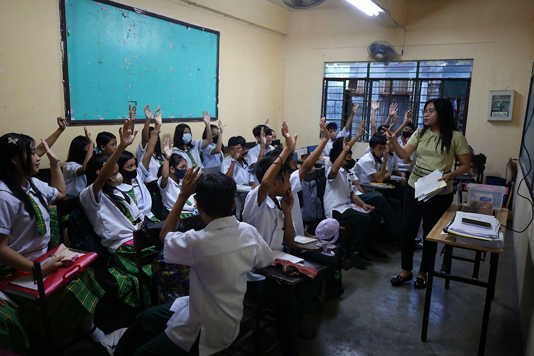 classroom-students-teacher