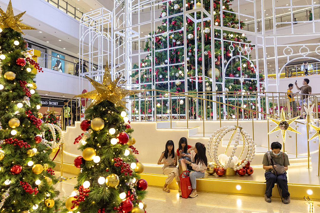 shopping mall-shoppers-christmas-wc