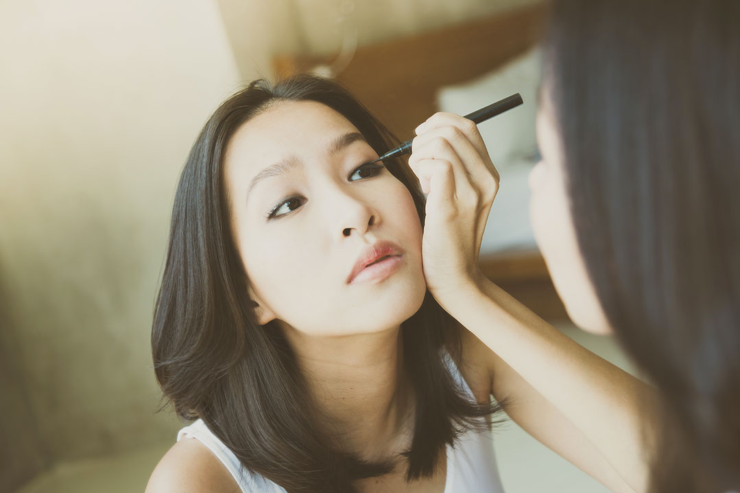young-asian-woman-make-up-yourself