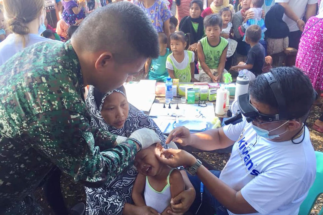 soldier-volunteer-medical mission
