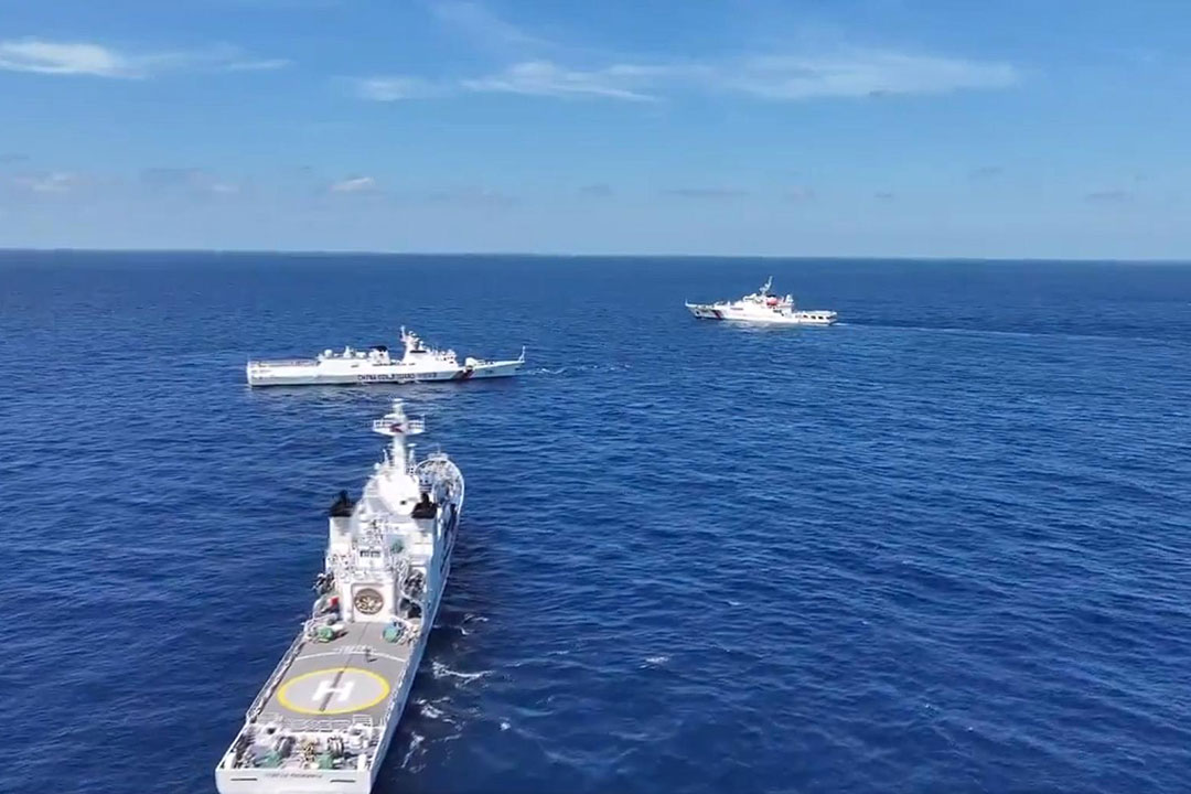 Philippine-Coast-Guard-Chinese-Coast-Guard-South-China-Sea