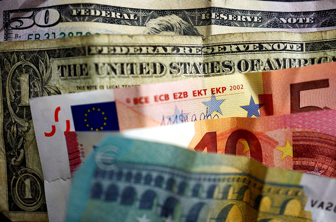 US-dollar-Euro-bank-currencies-