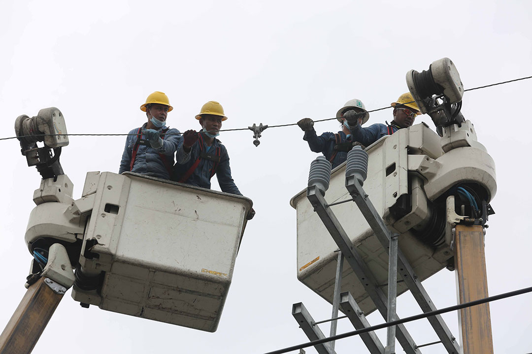 linemen-electric-line