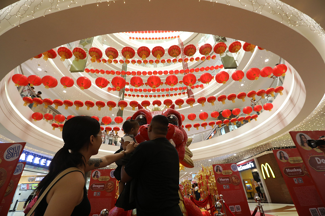 shopping-mall-shoppers