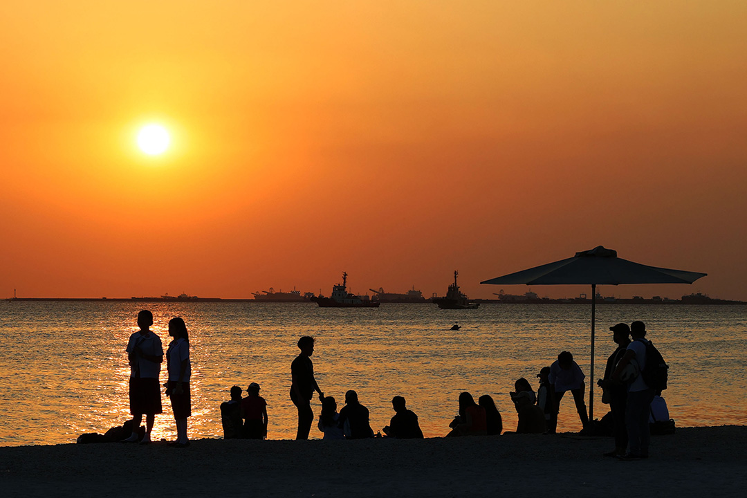 Sunset-tourist-dolomite-beach