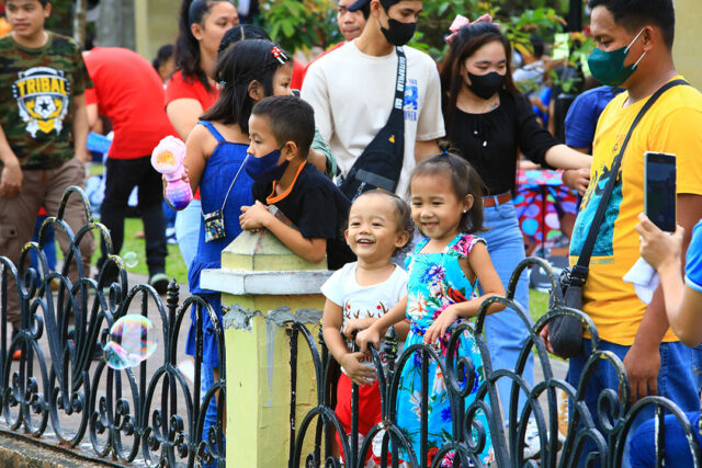 Kids-crowd-wc