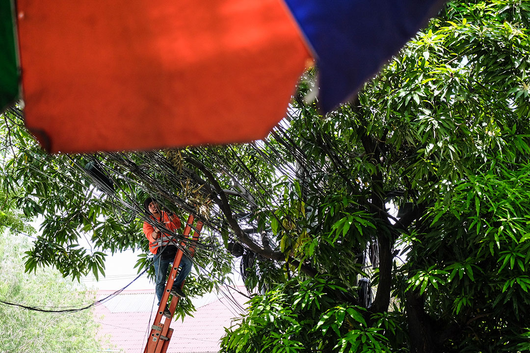 Lineman-electric wire-wc