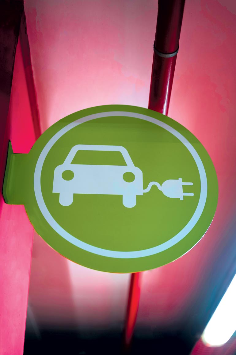 SF_electric-car-charging-sign-low-angle_FREEPIK-OL