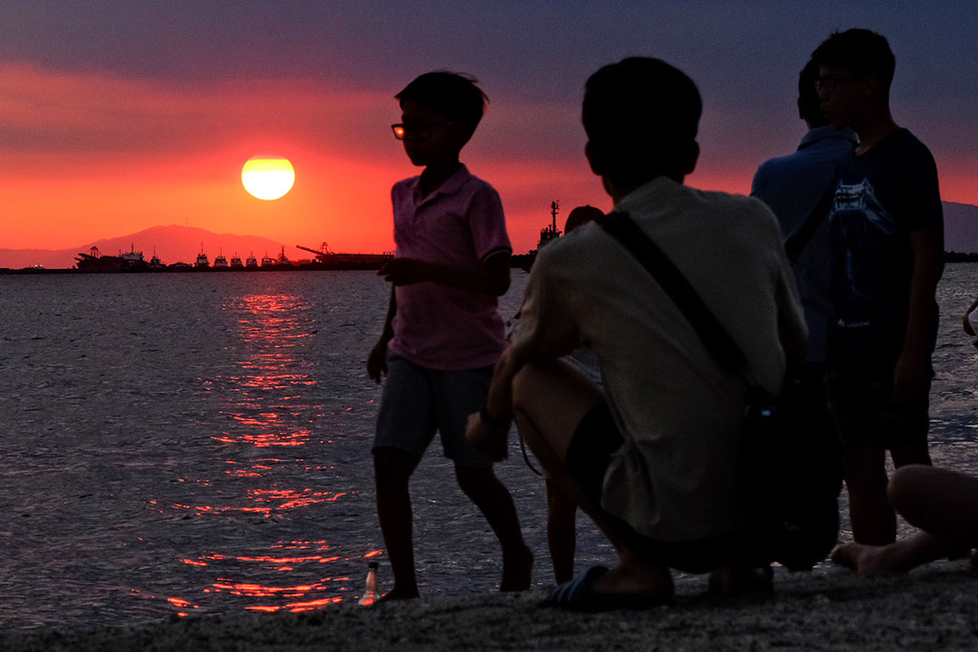 Sunset-beach-tourists-wc
