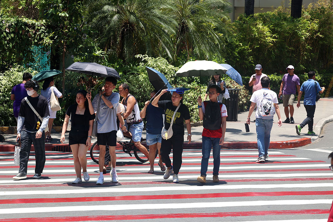 Pedestrian-crowd-umbrella