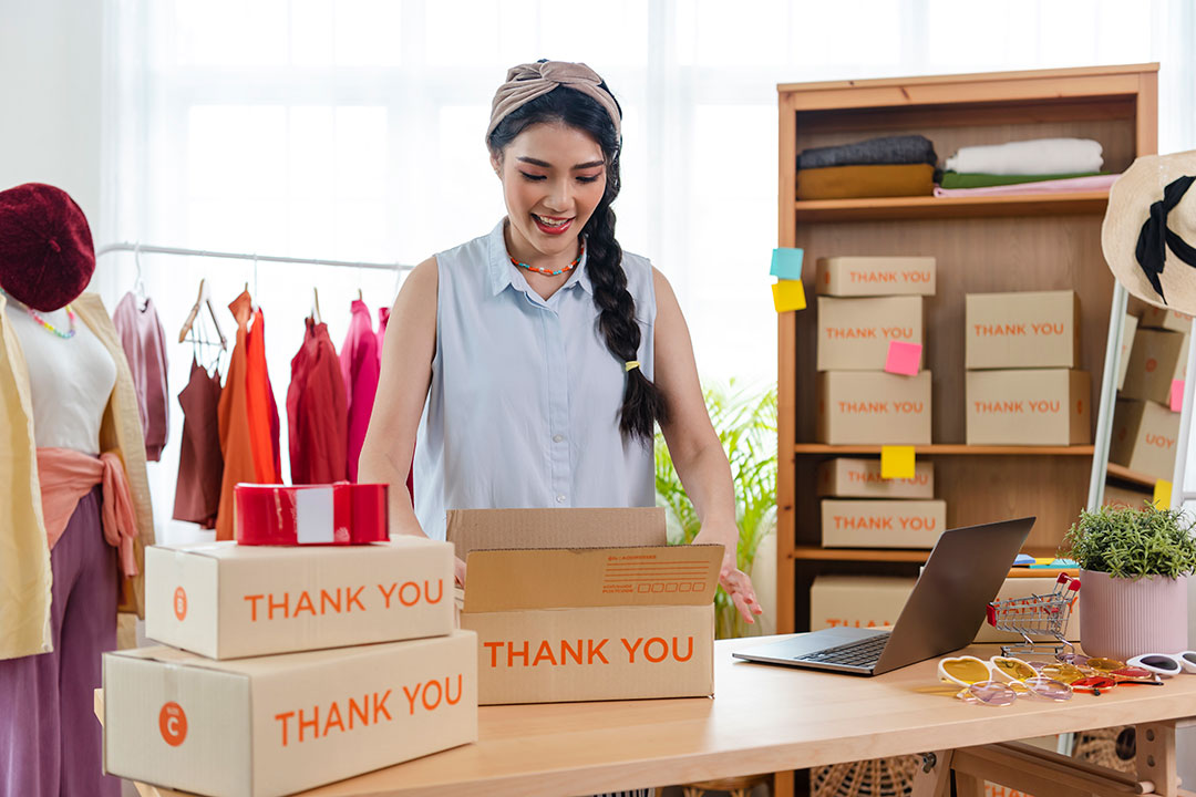 starting-small-businesses-sme-owners-female-entrepreneurs-pack-boxes-sme-online-business