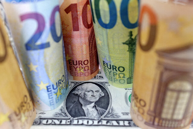 Dollar-Euro-Currencies -wc