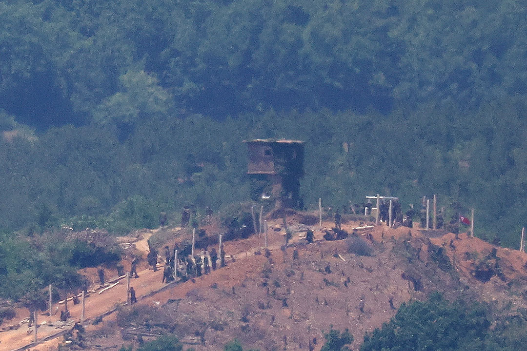 Korea military fence-worker