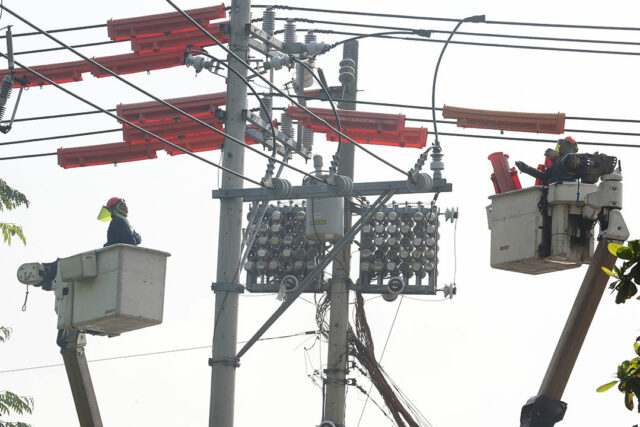 Meralco-linemen wc