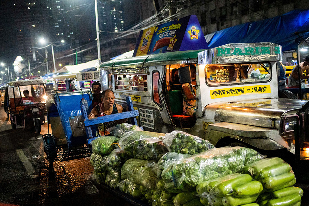 vegetables-cart-worker-wc
