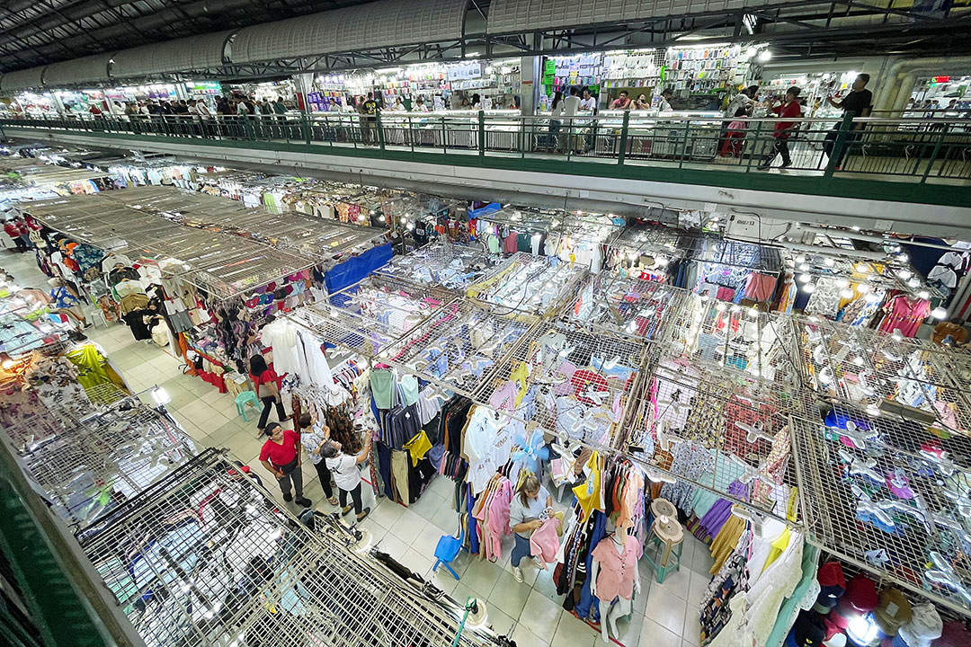 Greenhills Shopping Center-shoppers
