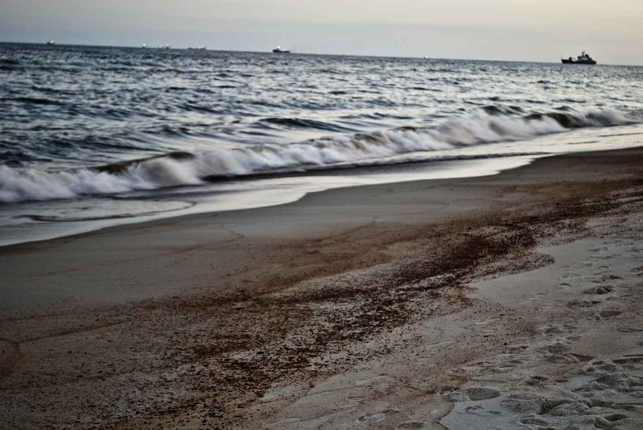 beach-OIL-SPILL-4644063_1280