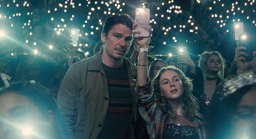 Josh-Hartnett-and-Ariel-Donoghue-in-Trap-(2024)