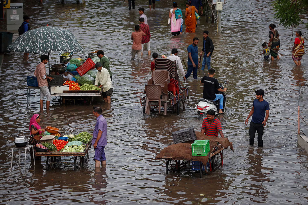 India-street vendors-flood
