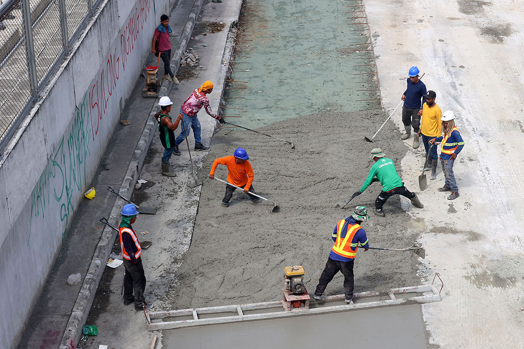 Road repair-workers-wc