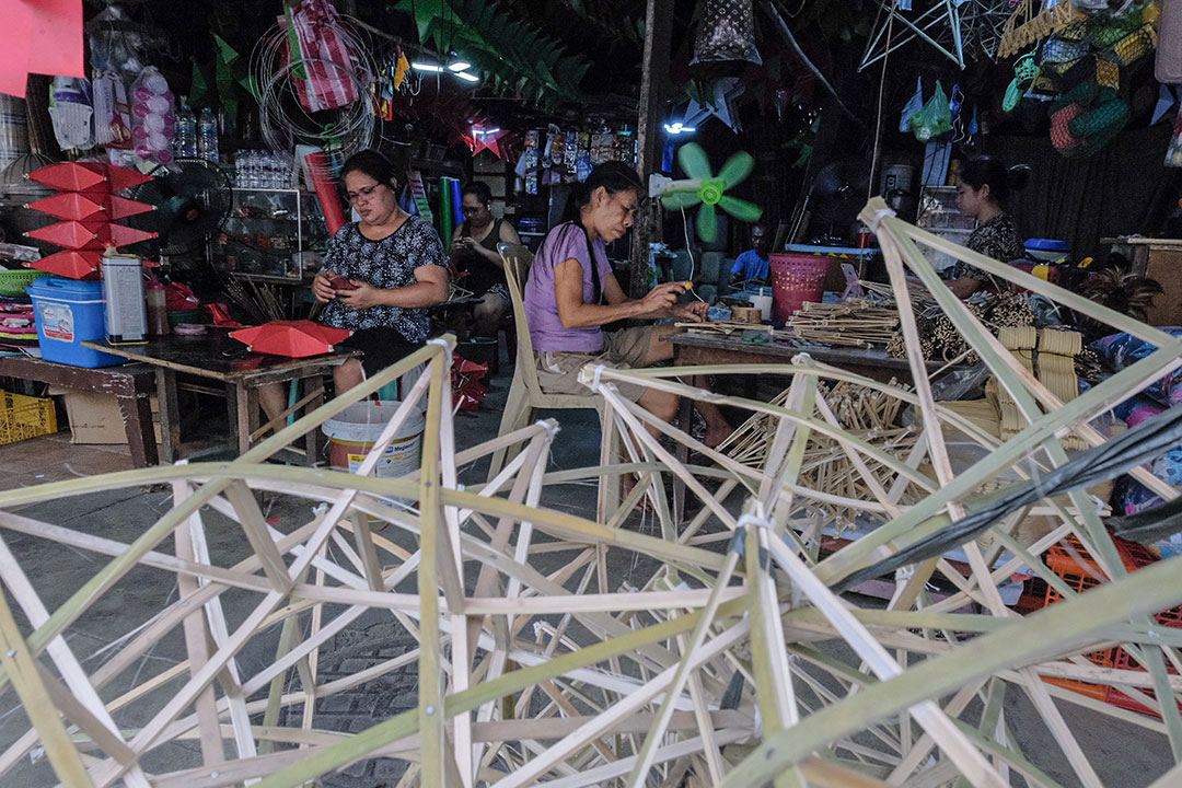 Christmas lanterns-workers
