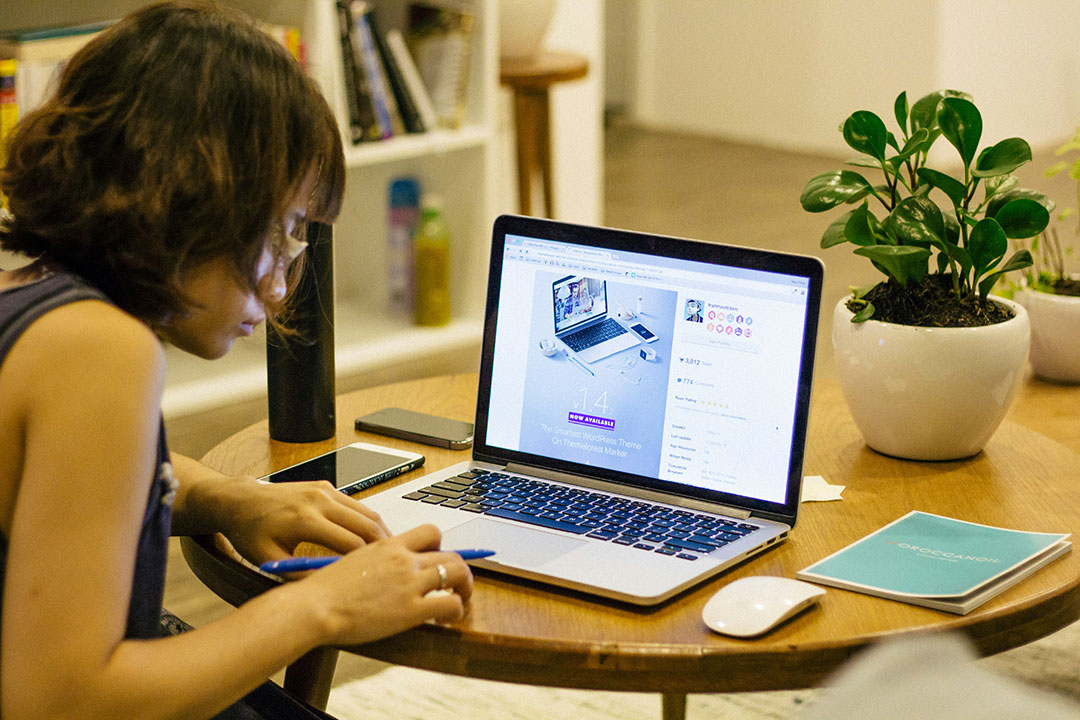 Woman-computer-laptop