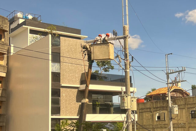 Meralco_linemen-_5037