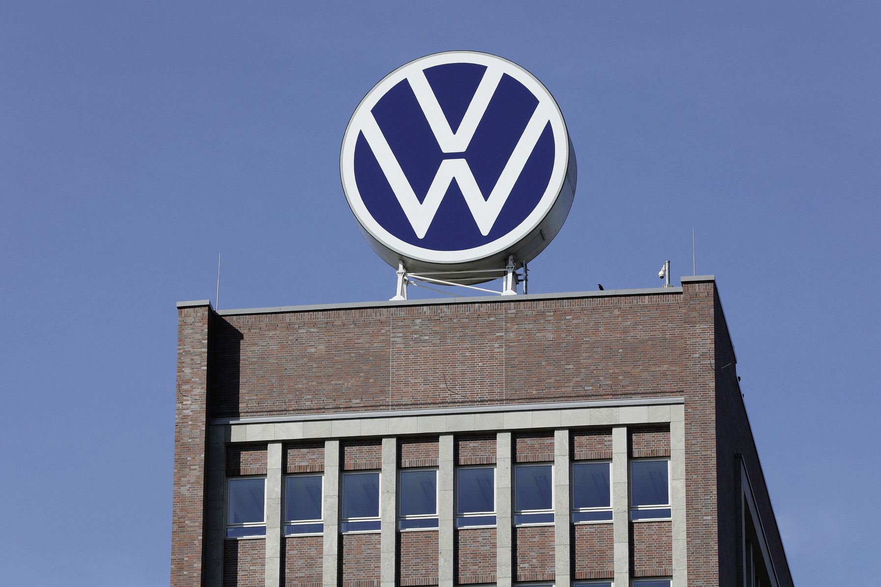 Markenhochaus (Brand Tower) - new Volkswagen logo