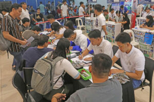 Job-fair-applicants-1-300x200.jpg