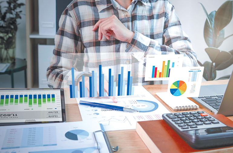 SF_businesspeople-working-finance-accounting-analyze_our-team_FREEPIK-OL