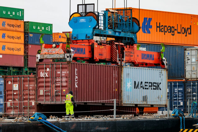 Bloomberg-tariff-port container