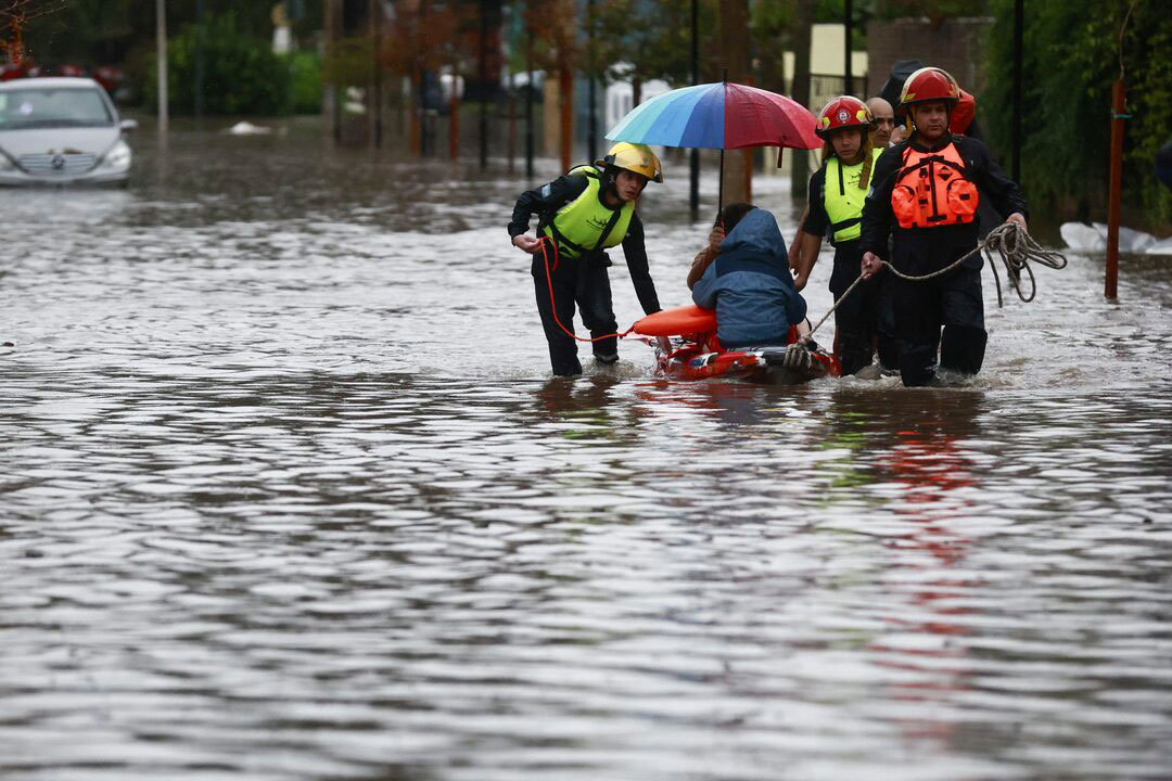 rescuers-flood