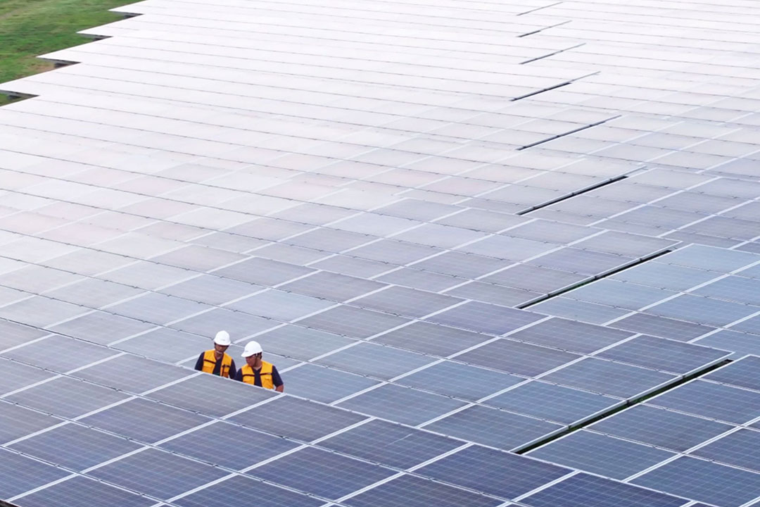 ACEN-Islasol-solar panel-worker