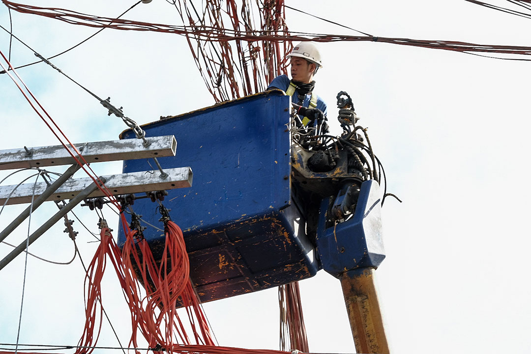 Lineman-electric post