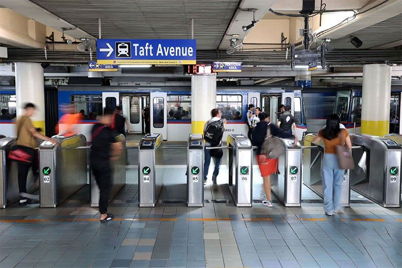 MRT-3-commuters
