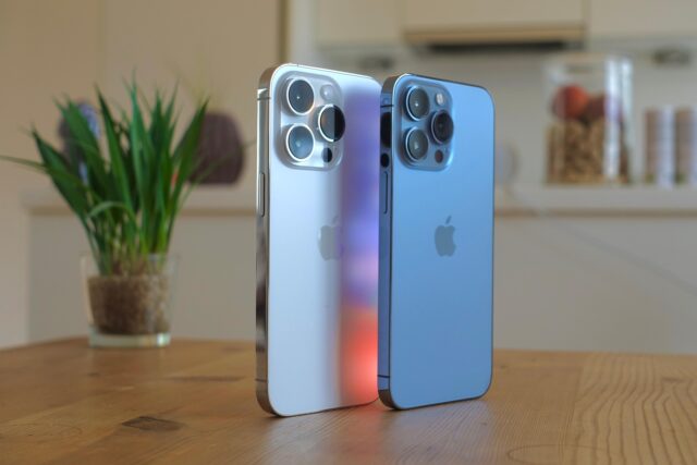 iphones-7479304_1920