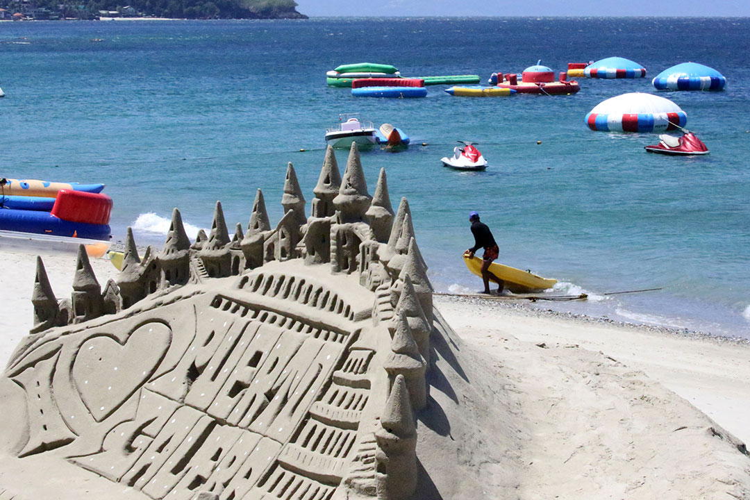 Tourist-beach-Puerto Galera