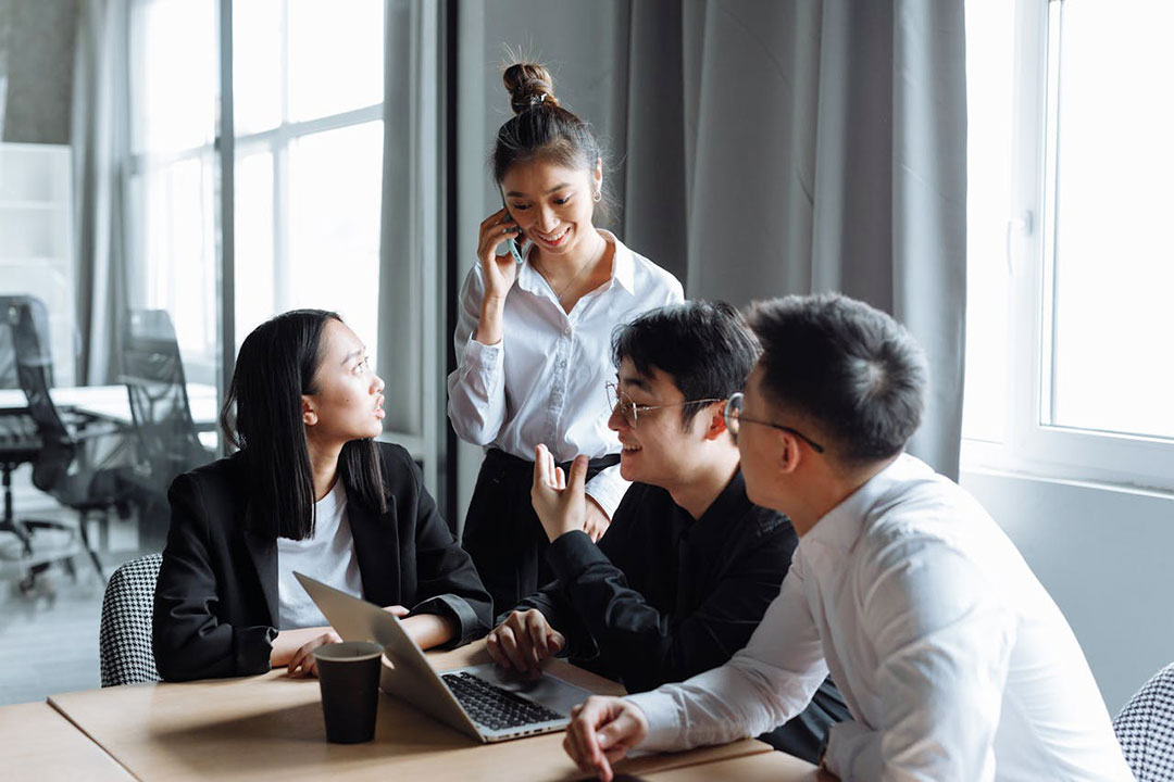 employee-meeting