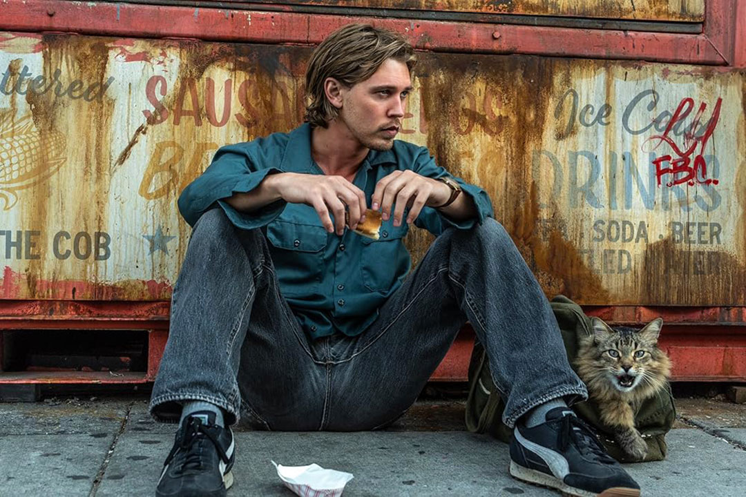 Austin-Butler-and-Tonic-in-a-scene-from-Caught-Stealing