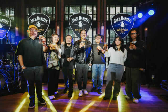 Jack-Daniel’s-Emerging-Asia-brand-marketing-manager-Gabriel-Fajardo-(center)-with-representatives-of-the-indie-production-group-partners-set-to-mount-live-shows