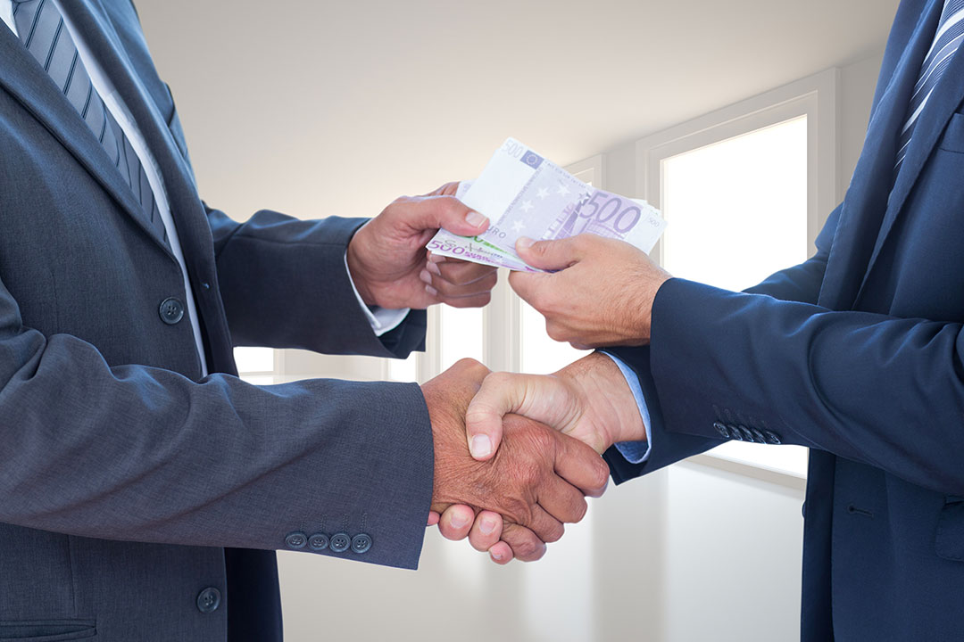 businessmen-with-bills