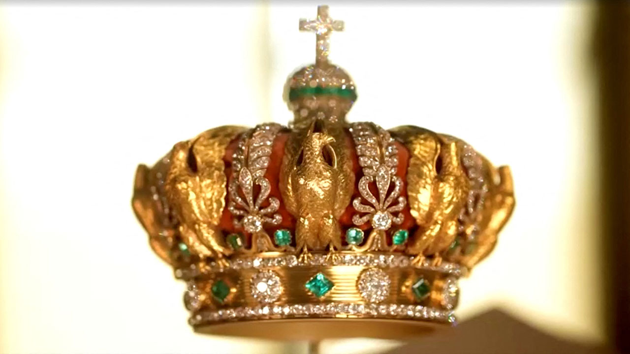FRANCE-CRIME-LOUVRE-crown