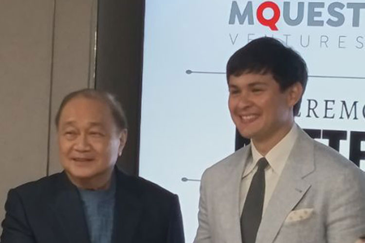 MediaQuest-chair-Manuel-V.-Pangilinan-shakes-hands-with-Matteo-Guidicelli-at-the-contract-signing---Joseph-L.-Garcia