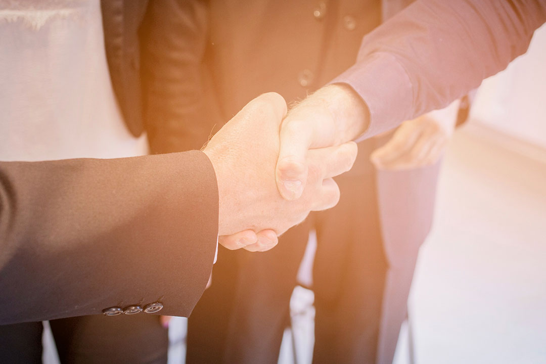 handshake-businessmen