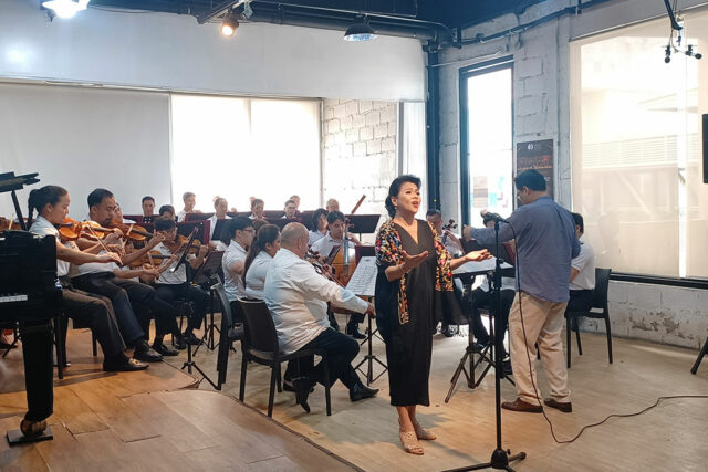 Soprano-Rachelle-Gerodias-Park-performs-Mutya-ng-Pasig-with-the-MSO