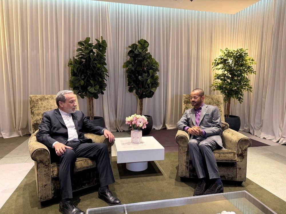 Iranian FM Abbas Araqchi meets with Omani FM Sayyid Badr Albusaidi in Geneva