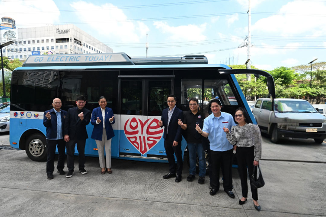 MMDA-Love-Bus