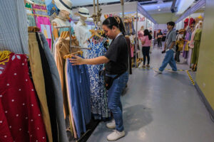 Marcos allows up to 40% foreign ownership in small retailers